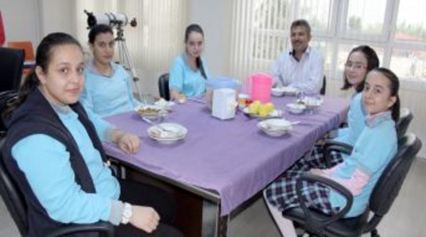 Bur&ccedil; Koleji'nde Okul M&uuml;d&uuml;r&uuml; Ile Yemek Yiyen &Ouml;ğrenciler, Isteklerini Anlatıyor