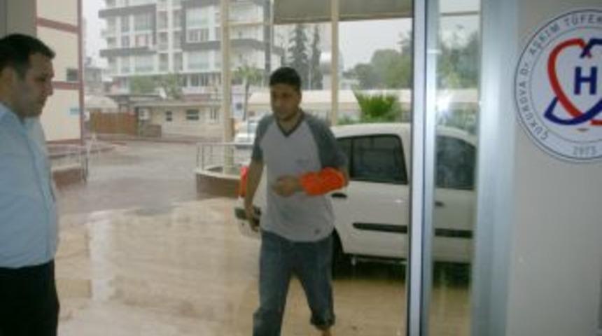 Bı&ccedil;ak Bilerken Elini Kesen Acemi Kasaptan, Kameramana Şapkalı Tepki