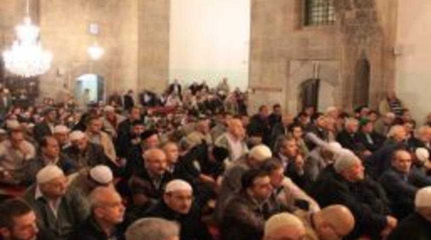 Osmanlı Başkenti Bursa'da Tarihi Camiler Doldu, Taştı