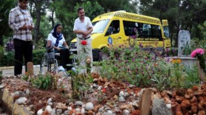 (&ouml;zel Haber) Bayramda Mezarlığa Engelsiz Taksi Hizmeti