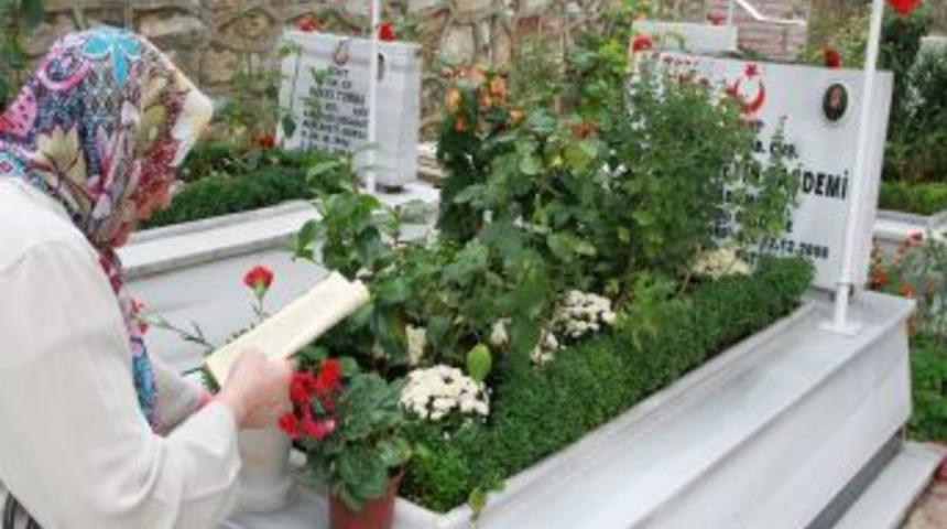 Kurban Bayramı Sabahı Anneler Kınalı Kuzuları I&ccedil;in Şehitliklere Akın Etti