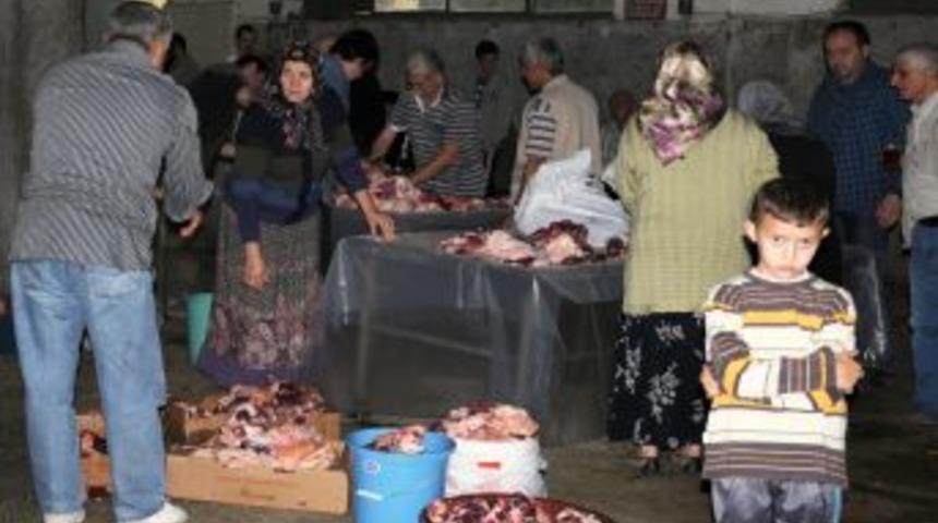 Yağmur Nedeniyle Kurban Kesim Yerlerinde Uzun Kuyruklar Oluştu