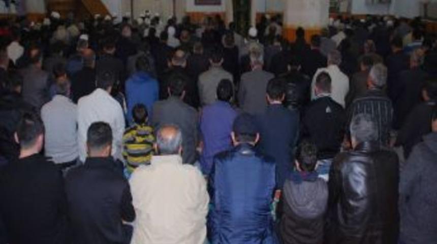 Camiler Dolup Taştı