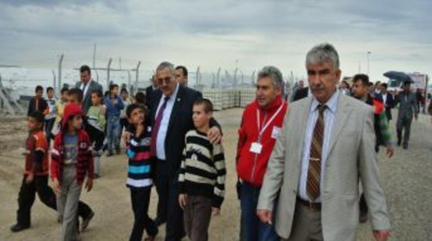 Suriyeli T&uuml;rkmen G&ouml;&ccedil;menler Kurban Eti Ikramıyla Sevindirildi