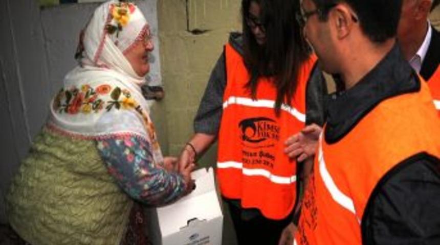 Kimse Yok Mu Derneği G&ouml;n&uuml;ll&uuml;s&uuml; Samsunlu Doktorlar Et Dağıttı