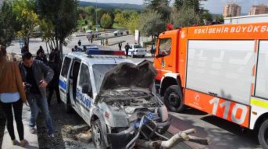 Kontrol&uuml;n&uuml; Kaybeden Polis Aracı, Iki Ağacı Devirdikten Sonra Durabildi