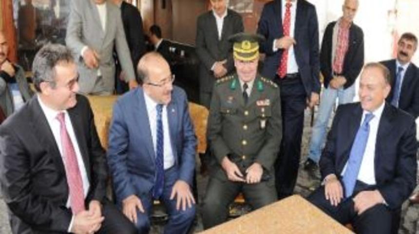 Vali Kızılcık Ve Başkan G&uuml;mr&uuml;k&ccedil;&uuml;oğlu Erdoğdu Ve Pazarkapı&rsquo;da Vatandaşlarla Bayramlaştı