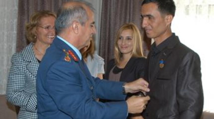 D&uuml;ğ&uuml;n&uuml;ne Katılamayan Uzman &Ccedil;avuşa, 'Necdet &Ouml;zel' Jest