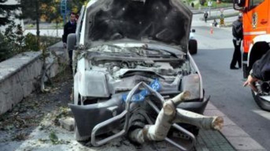 Polis Aracı Kaza Yaptı