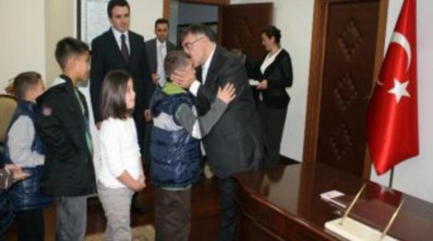 Vali Adnan Yılmaz&rsquo;dan &Ccedil;ocuklara Bayram Har&ccedil;lığı