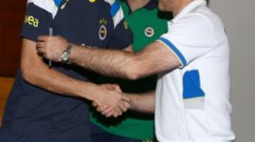 Fenerbah&ccedil;eli Teknik Heyet Ve Futbolcular Bayramlaştı