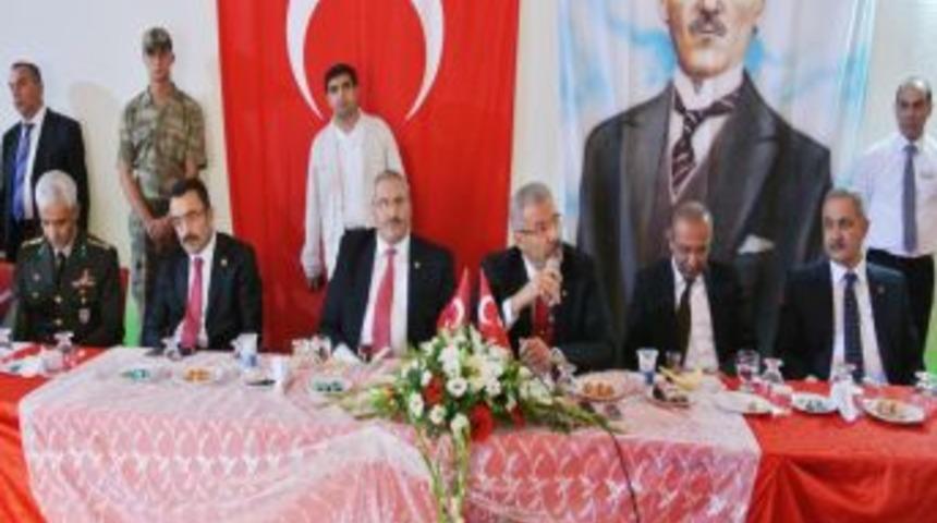 Osmaniyeliler Cumhuriyet Meydanı'nda Bayramlaştı