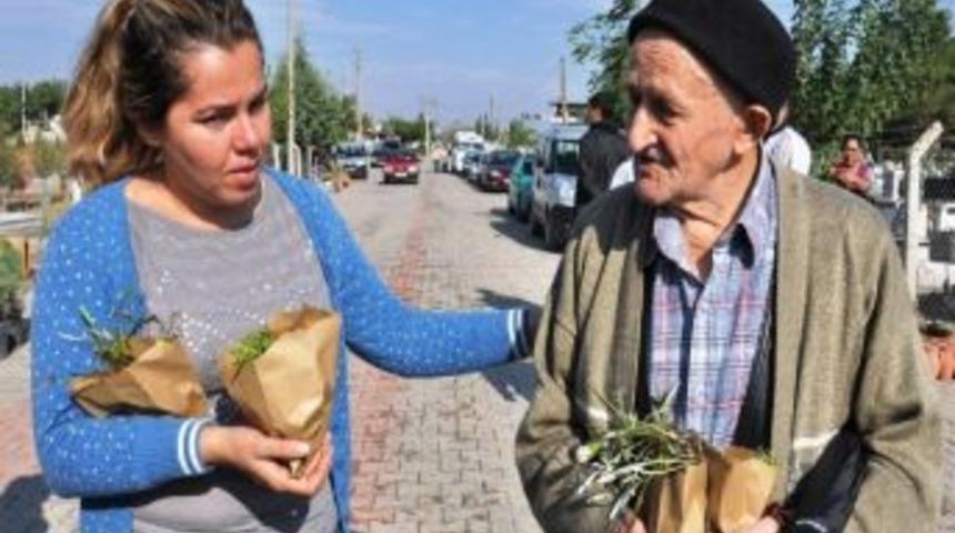 Gaziemir Belediyesi&rsquo;nden Mezarlık Ziyareti Yapan Vatandaşlara Jest