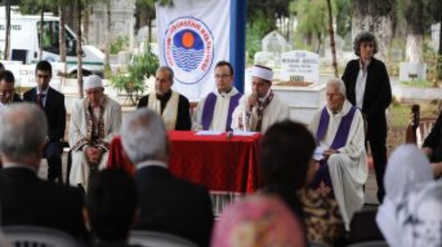 M&uuml;sl&uuml;man Ve Hıristiyan Din Adamları Birlikte Dua Etti