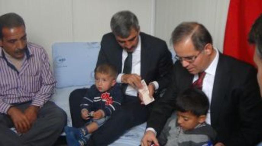 Vali Tapsız Ve Milletvekilleri Konteyner Kentte Suriyelilerle Bayramlaştı