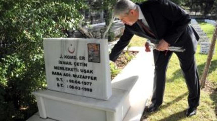 Uşak Protokol&uuml; Kurban Bayramı Nedeniyle Şehitliği Ziyaret Etti