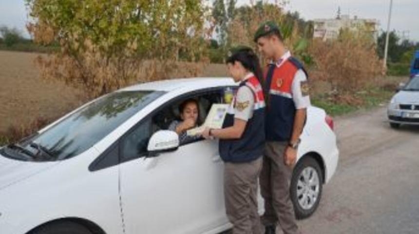 Jandarma Trafik S&uuml;r&uuml;c&uuml;lere Şeker İkram Edip Uyardı