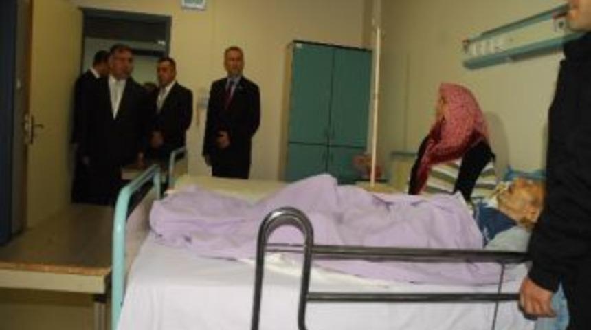 Vali Yılmaz Bayramı Hastanede Ge&ccedil;irenleri Unutmadı
