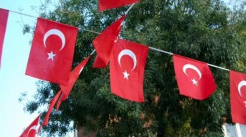 Bandırma Caddeleri'ne 10 Bin T&uuml;rk Bayrağı...