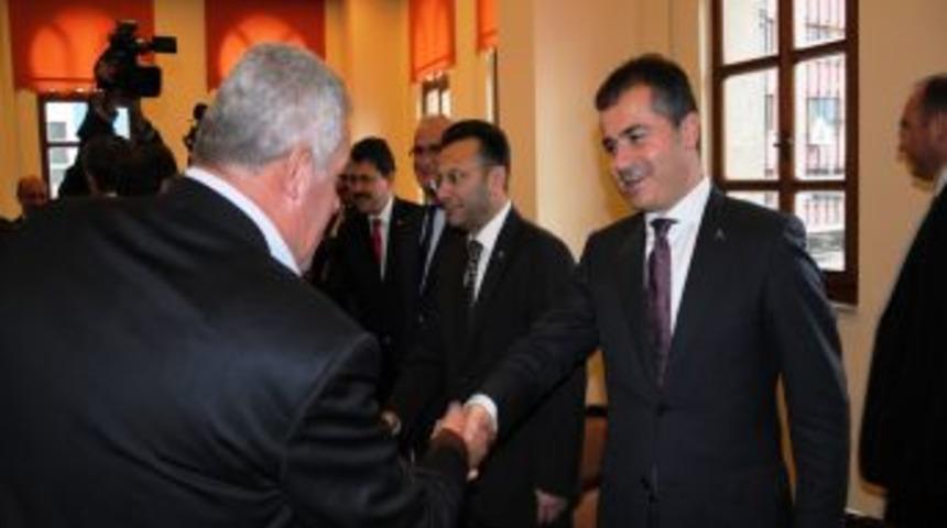 Gen&ccedil;lik Ve Spor Bakanı Suat Kılı&ccedil;, Vatandaşla Belediyede Bayramlaştı