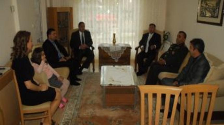 Vali Yılmaz&rsquo;dan Şehit Ailesine Ziyaret