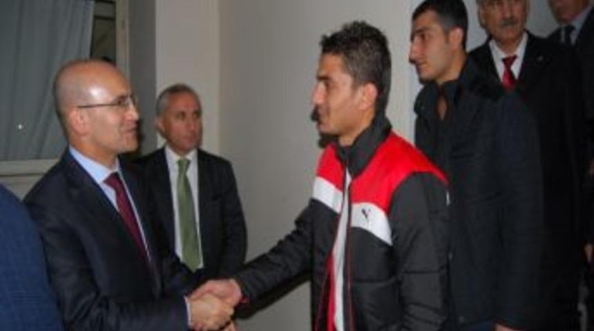 Bakan Şimşek, Batman&rsquo;da Kurban Eti Dağıttı