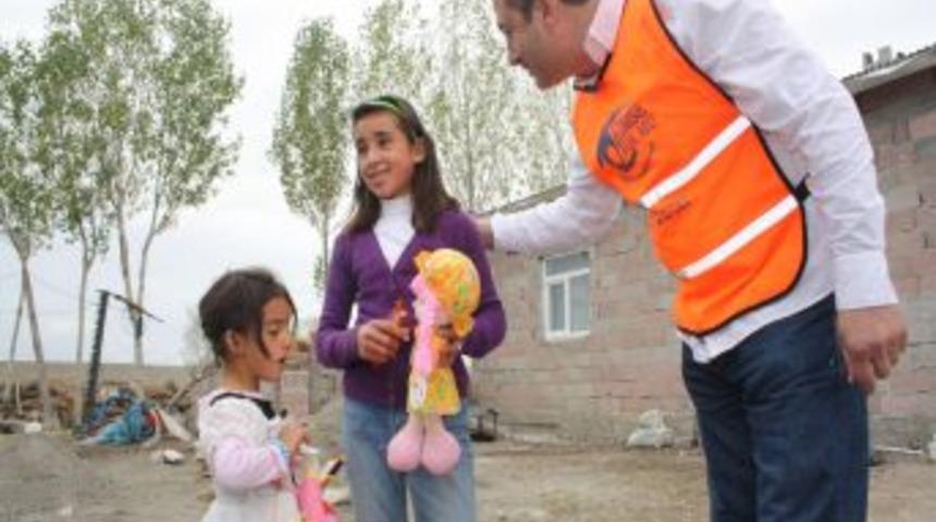 Y&uuml;zlerce G&ouml;n&uuml;ll&uuml;, Serhat Şehrinde Kapıları &Ccedil;alıp 'kimse Yok Mu ' Dedi