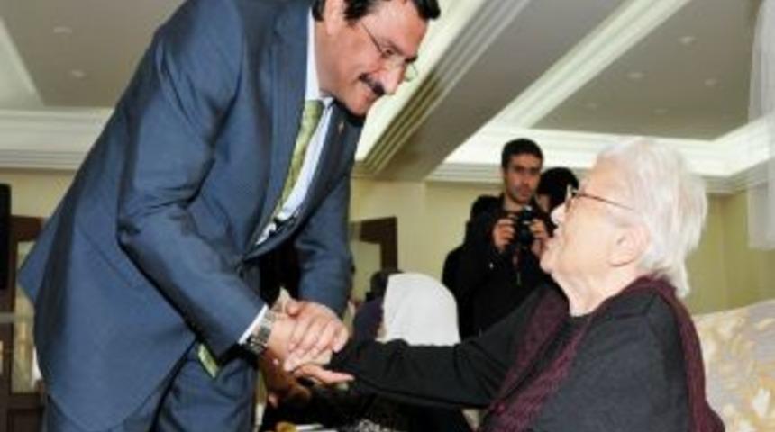 Başkan Ak, Huzurevi Sakinlerini Yalnız Bırakmadı