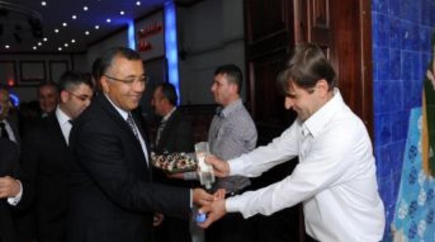 Vali &Ccedil;ift&ccedil;i, Halkla Bayramlaştı