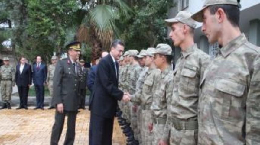 Vali G&uuml;ven&ccedil;, G&ouml;rev Başındakilerle Bayramlaştı