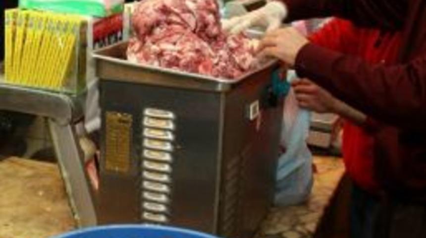 Vatandaş, Kurban Etlerini Kıyma Yaparak Değerlendiriyor