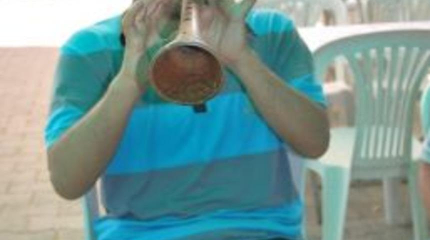 G&ouml;zleri G&ouml;rm&uuml;yor Ama Hassas Kulağı Sayasinde Ekmeğini Kazanıyor