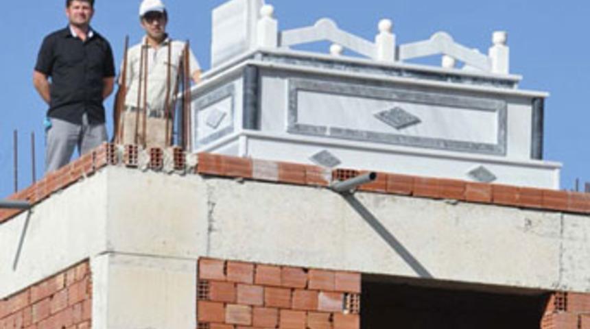 &Ccedil;atıya mezar yaptırdı