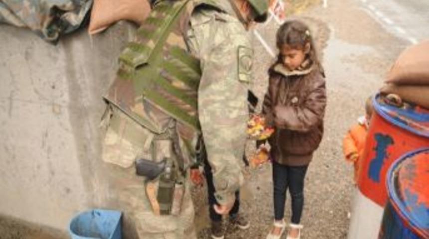 Jandarmadan Vatandaşa Bayram Şekeri