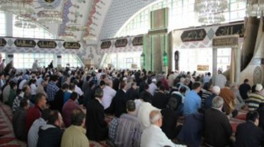 Cuma Namazında Camiler Doldu Taştı