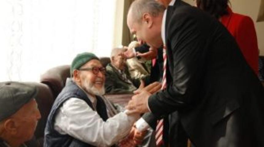 Vali Ko&ccedil;demir Şehit Aileleri Ve Huzurevi Sakinleriyle Bayramlaştı