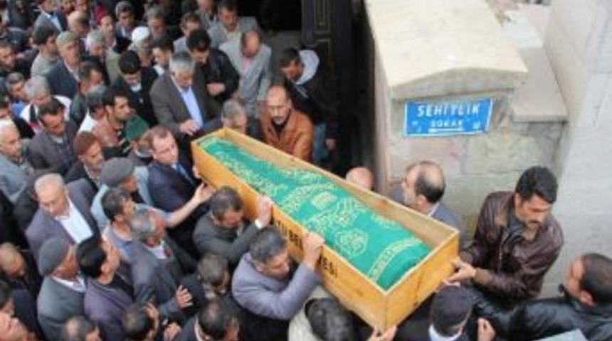 Oltulular Kadir Babalarını Son Yolculuğuna Uğurladı