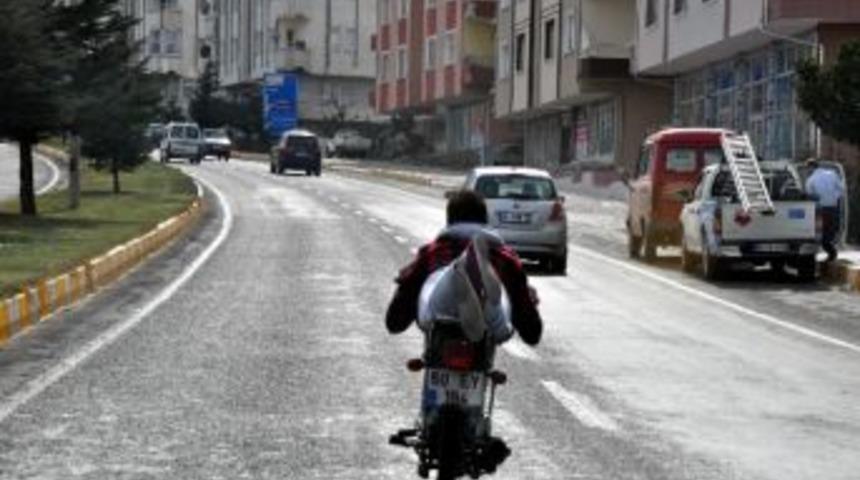 Motosiklet &Uuml;zerinde Tehlikeli Yolculuk