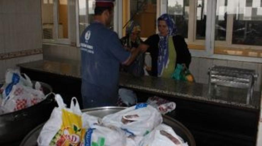 Etin Yanında Mangal Ve K&ouml;m&uuml;r Dağıttılar