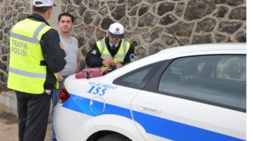 Hatalı S&uuml;r&uuml;c&uuml;lere &Ouml;nce Ceza Kesildi, Sonra &Ccedil;ikolata Ikram Edildi