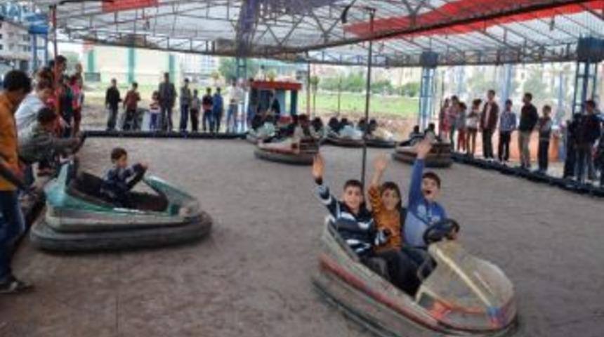 Viranşehirli &Ccedil;ocuklar Lunaparka Akın Etti