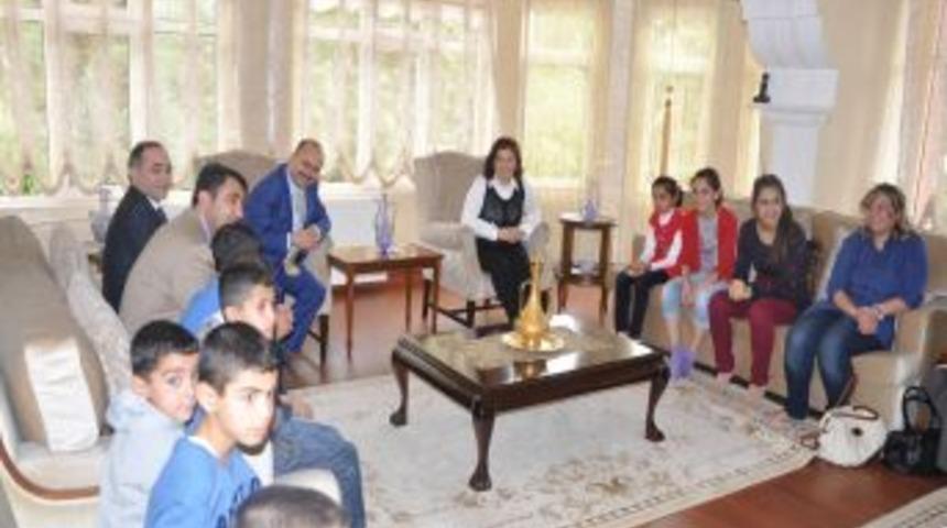 Yuva &Ccedil;ocuklarının Ziyareti Vali Aydın'ı Duygulandırdı