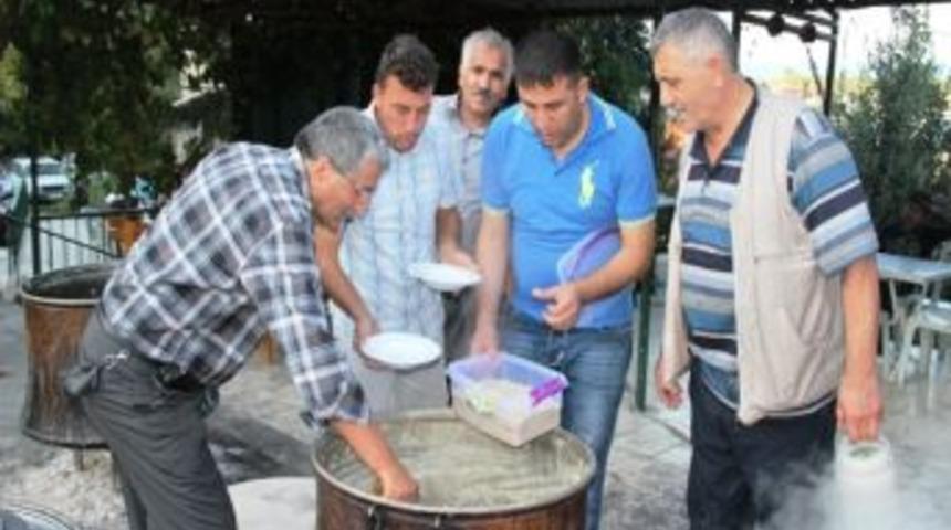 Her Bayram 400 Kilo Keşkek Dağıtıyor