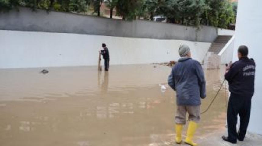 Sağanak Yağış Gaziantep&rsquo;i Etkisi Altına Aldı