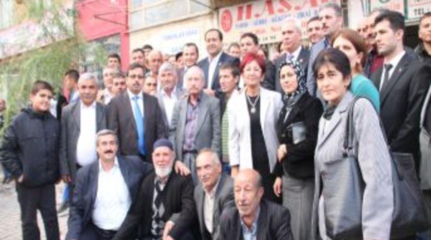 AK Parti'li Vekiller G&uuml;lnar'da Vatandaşlarla Bayramlaştı