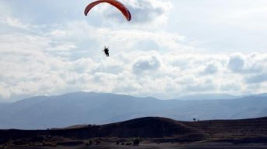 Suşehri Semalarında Motorlu Yama&ccedil; Paraş&uuml;t&uuml; Keyfi