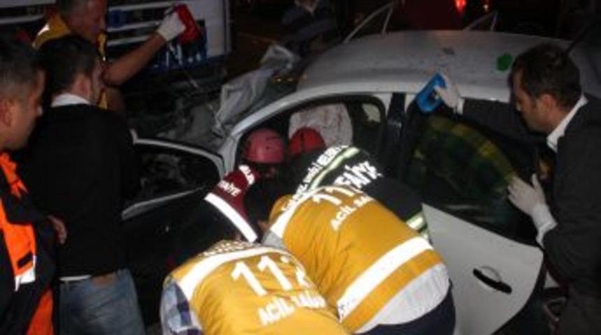 TIR Ile Otomobil &Ccedil;arpıştı: 1 Ağır 2 Yaralı