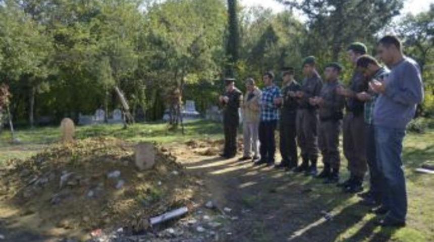 Bayramda şehit mezarını ziyaret ettiler