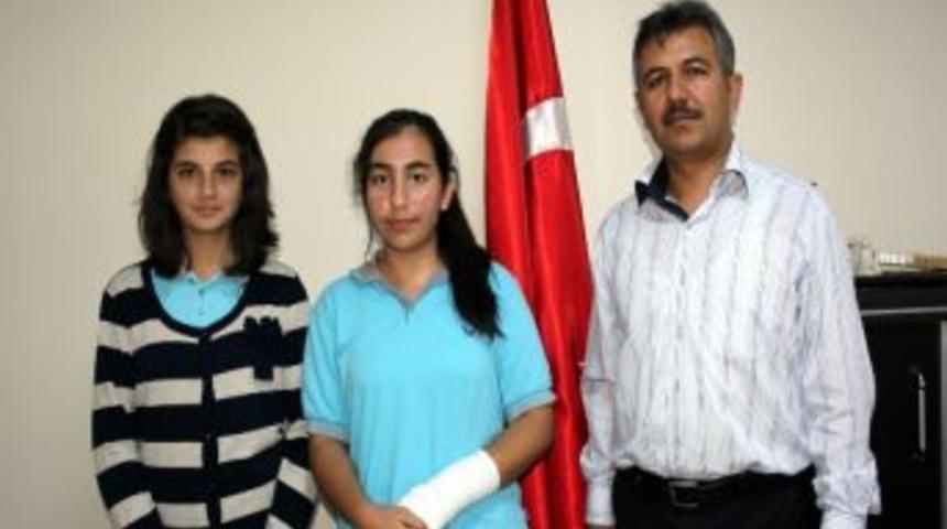 Ceyhan&rsquo;da Bur&ccedil; Okulları&rsquo;na &Uuml;&ccedil; &Ouml;d&uuml;l Birden