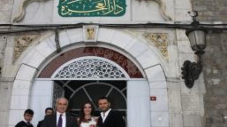 Sanat&ccedil;ılar Dar&uuml;laceze Sakinlerinin G&ouml;nl&uuml;n&uuml; Aldı